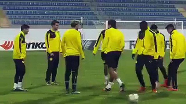 Sokratis Papastathopoulos Nutmegs Mats Hummels During Training 23.10.2015