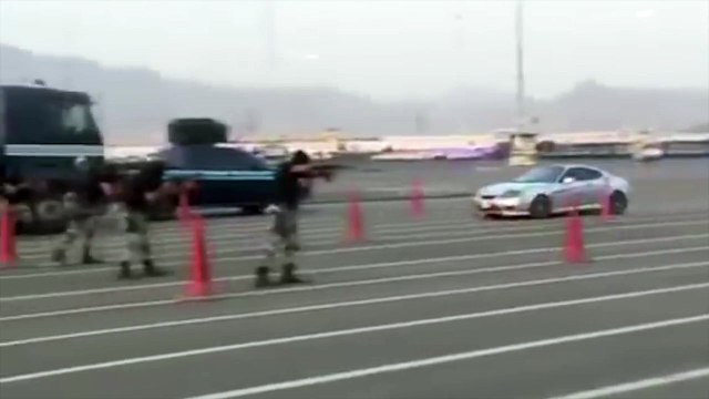 Increíble: ¡Salta por encima de coche en movimiento!