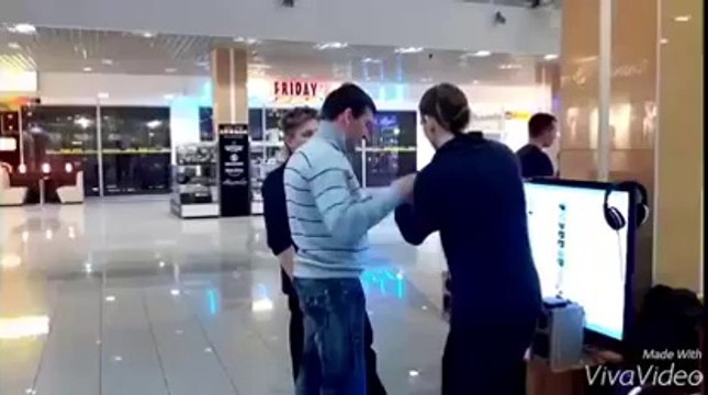 hahahah... bechara first time 3d vr glasses use ker k phas gya. Funny Prank grin emoticon Must watch