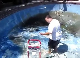 Sometimes clean the pool becomes an odyssey