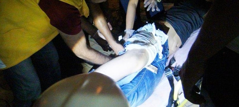 Demir parmaklık üzerinden atlamak isterken çubuk bacağına saplandı