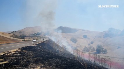 Скачать видео: Firefighting plane swoops low over California wildfires