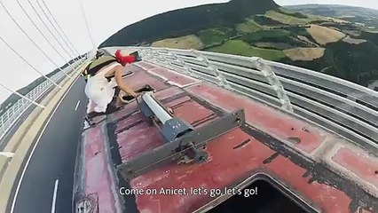 Ils sautent d’un bus sur le viaduc de Millau