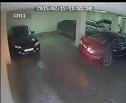 Il emboutit sa voiture et celles des autres pour se garer...