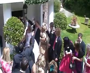 Lors d'un mariage, une grand-mère confond un verre de liqueur avec des confettis