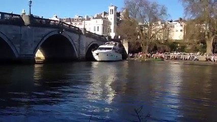 Un luxueux yatch coincé sous un pont !