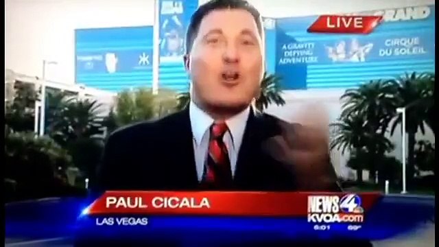 Un journaliste trop enthousiaste chute en direct