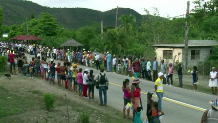 Accueil pluvieux pour le pape François à Santiago de Cuba