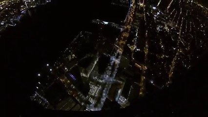Un saut en base jump depuis la tour One World Trade Center à New York