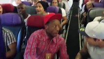 Quand la troupe du Roi Lion chante dans un avion