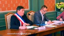 Mauvais signe ? Le portrait de François Hollande tombe pendant un conseil municipal !