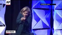 Hillary Clinton évite un lancer de chaussure !