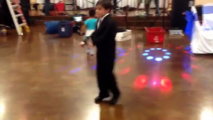 Un jeune danseur rejette une petite fille jalouse