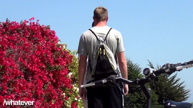 Un homme drague des hommes dans la rue