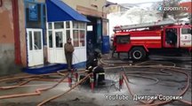 Des pompiers fabriquent un tapis volant....