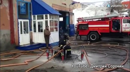Des pompiers fabriquent un tapis volant....