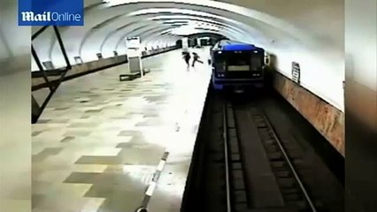 Images choc : une mère de famille fait tomber son fils sur les rails du métro