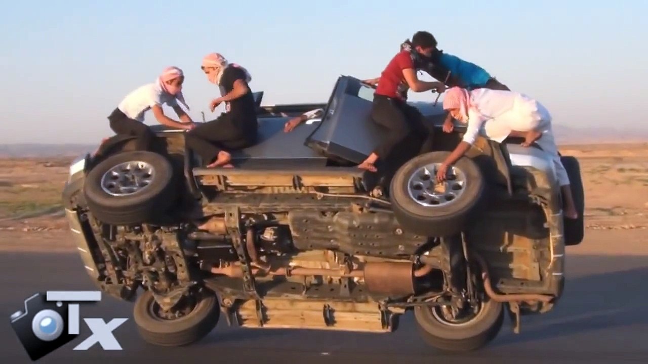 Des drifteurs saoudiens changent les roues d'un...