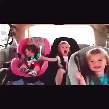 Trop mignon ! Ce bébé se réveille pour danser avec ses soeurs