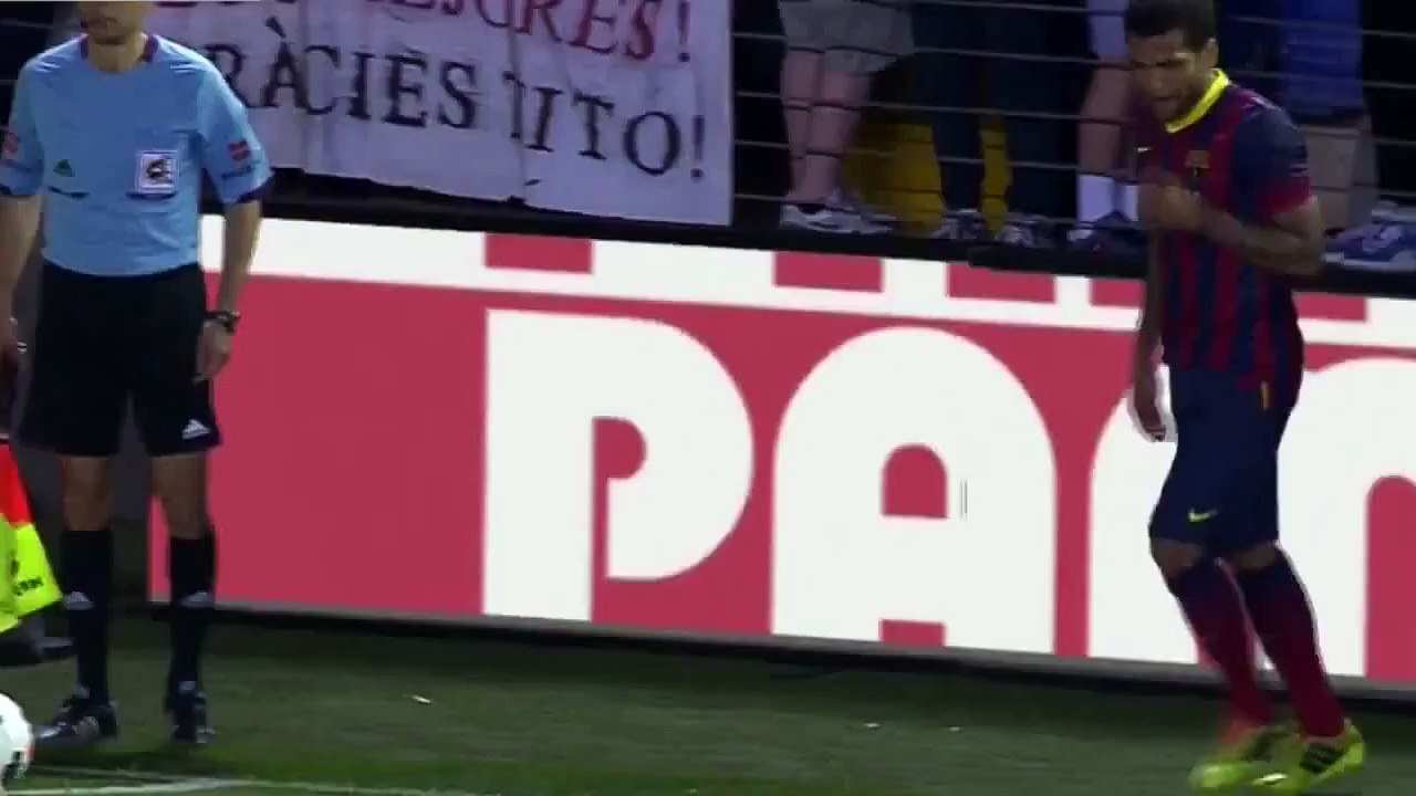 Le footballeur Daniel Alves répond à un jet de banane raciste en la mangeant