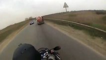 Un motard se prend la portière d'un camion