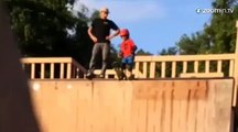 Choc : il pousse son gamin du haut d'une rampe de skate