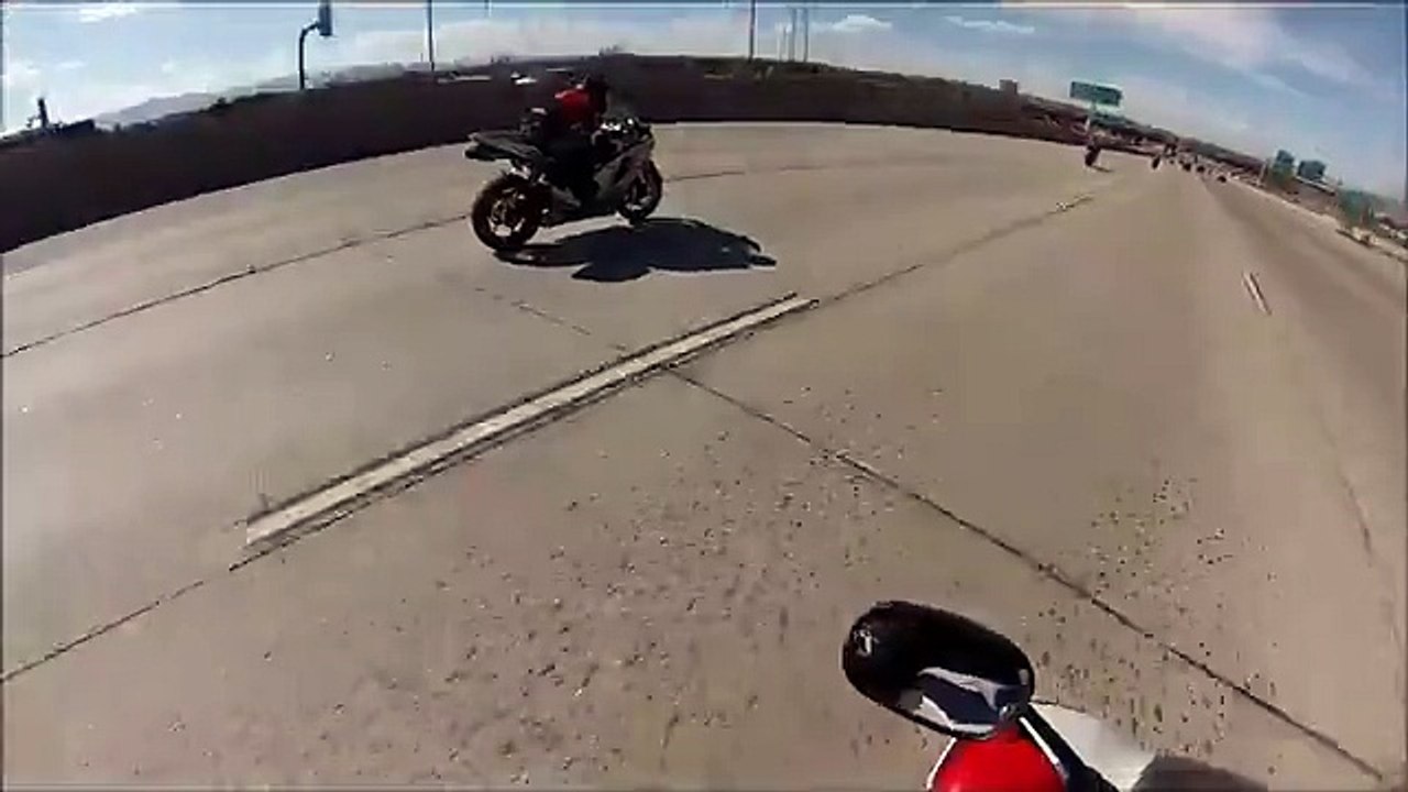 Moment d'inattention d'un motard à 225 km/h