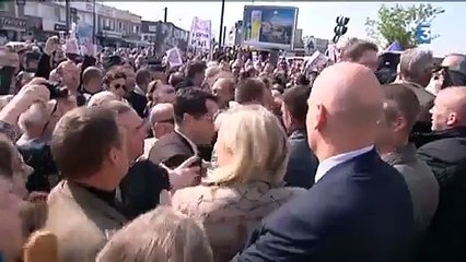 Marine Le Pen et ses partisans chahutés sur un marché