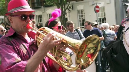Une rue transformée en toboggan géant à Bristol en Angleterre