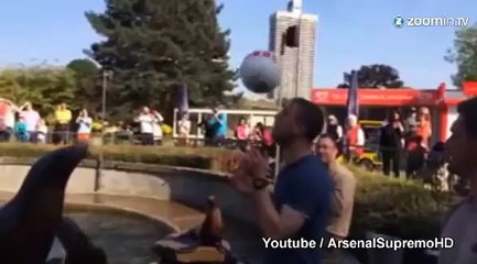 Lukas Podolski s'entraîne avec une otarie !