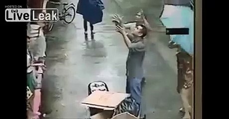 Il rattrape de justesse un enfant tombé du deuxième étage !