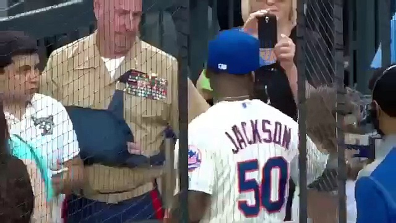 Le lancer ridicule de 50 Cent à un match de baseball