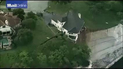 Située au dessus d'une falaise, cette belle maison peut s'effondrer à tout moment