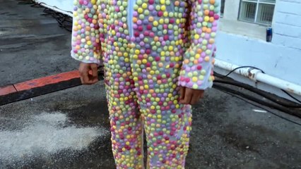 Il plonge dans du Coca-Cola avec une combinaison de Mentos