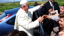 Le pape François arrête sa voiture pour bénir une handicapée