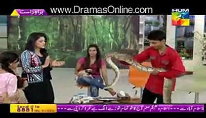 Check the Reaction of Sanam Jung when she was Holding Cobra on her Shoulder