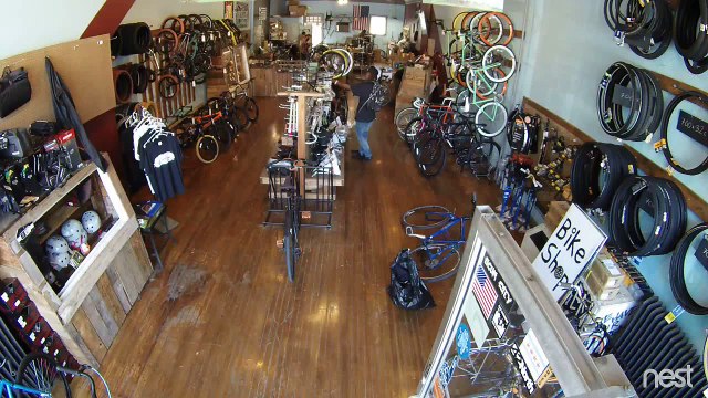 Ce voleur se fait chopper par le proprio et se fait éjecter avec son vélo