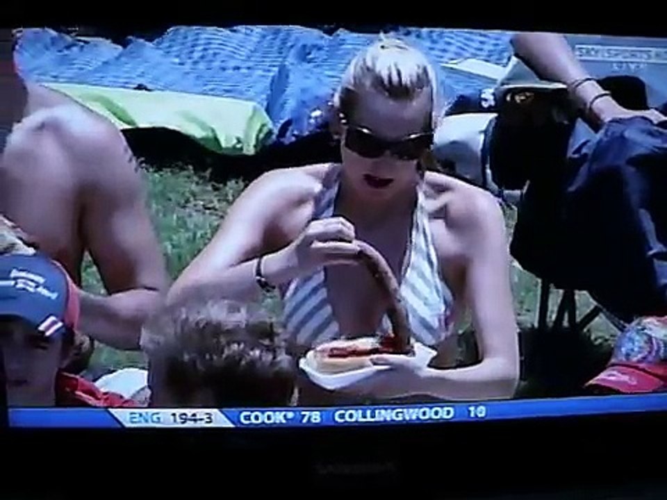 David Lloyd (Bumble) gets a little distracted in commentary