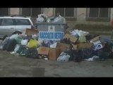 Aversa (CE) - Piazza Marconi, i rifiuti ormai sono un 