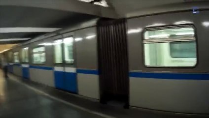 De jeunes russes courent sur les toits du métro moscovite