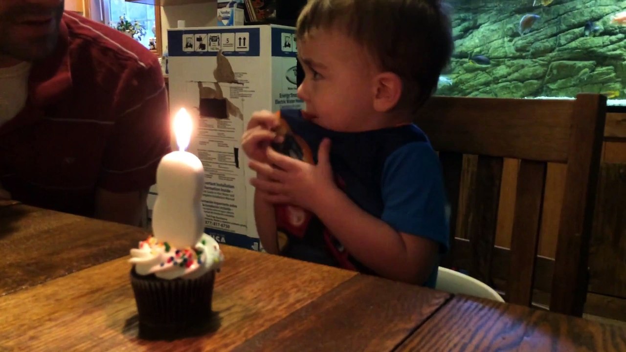 On n'a JAMAIS vu un Enfant autant Galérer à Souffler sa Bougie