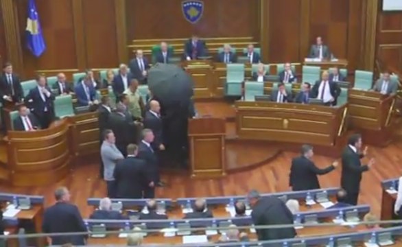 Des députés kosovars jettent des oeufs sur leur Premier ministre