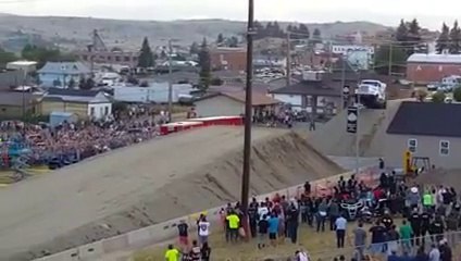 Este camion hace un salto de 50 metros