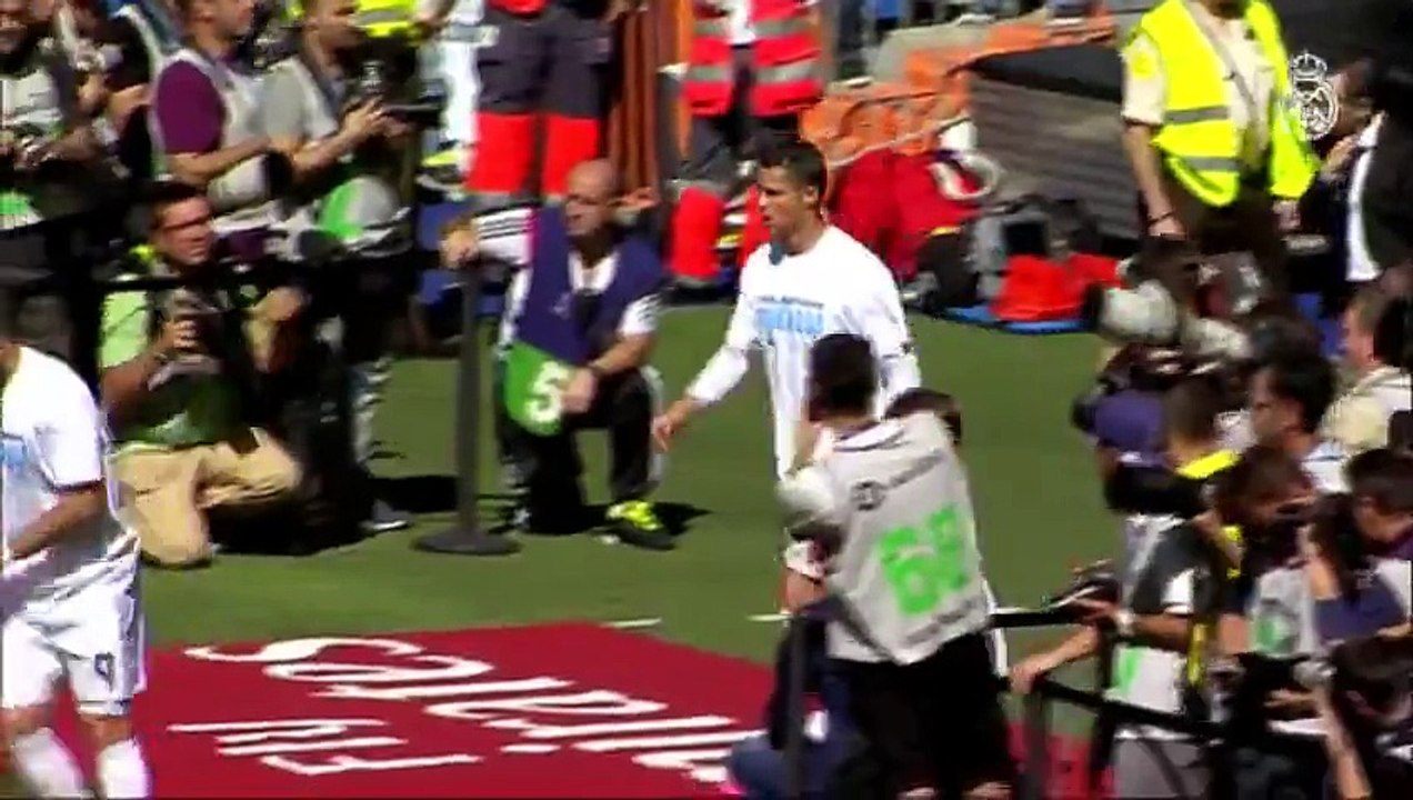 Ronaldo'nun Suriyeli Çocuk İle Sahaya Çıkması