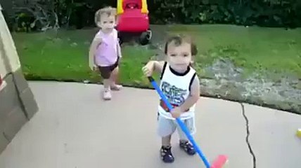 Kardeşinin Yaralı Dizini Öpen Çocuk