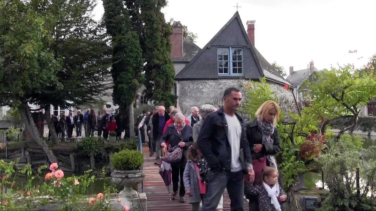 VIDEO. L'homme aux oiseaux de Jean Touret se pose à Onzain (Loir-et-Cher)