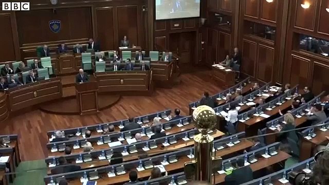 Des députés kosovars bombardent d’œufs leur Premier ministre