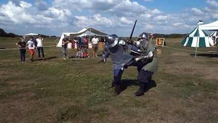 Combat à pied médiéval au marché de Guillaume de Saint André