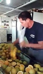 Un homme coupe des citrons comme un ninja