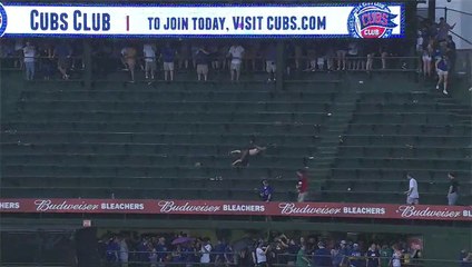 Un homme nage dans les tribunes d’un stade sous la pluie